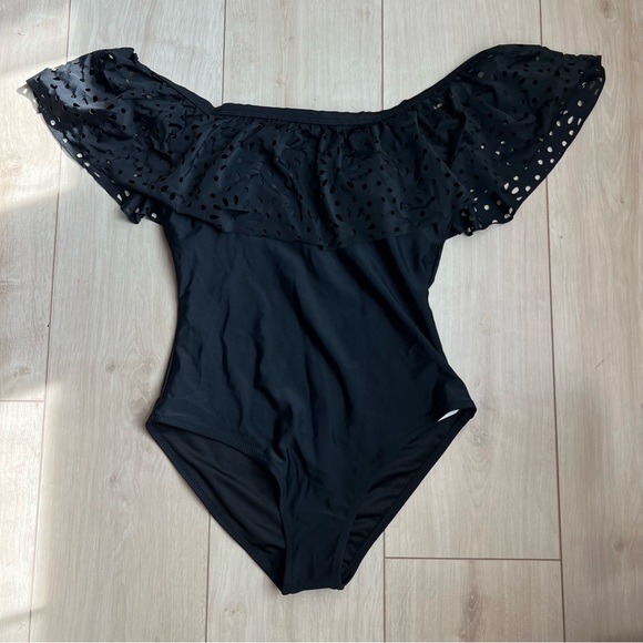 Cupshe‎ Lasercut Flounce Off the Shoulder swimsuit - Picture 3 of 12